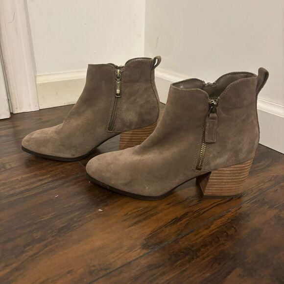 Blondo Waterproof size 7M Taupe Beige Fall Time Neutral Stacked Heeled Booties - Picture 3 of 10